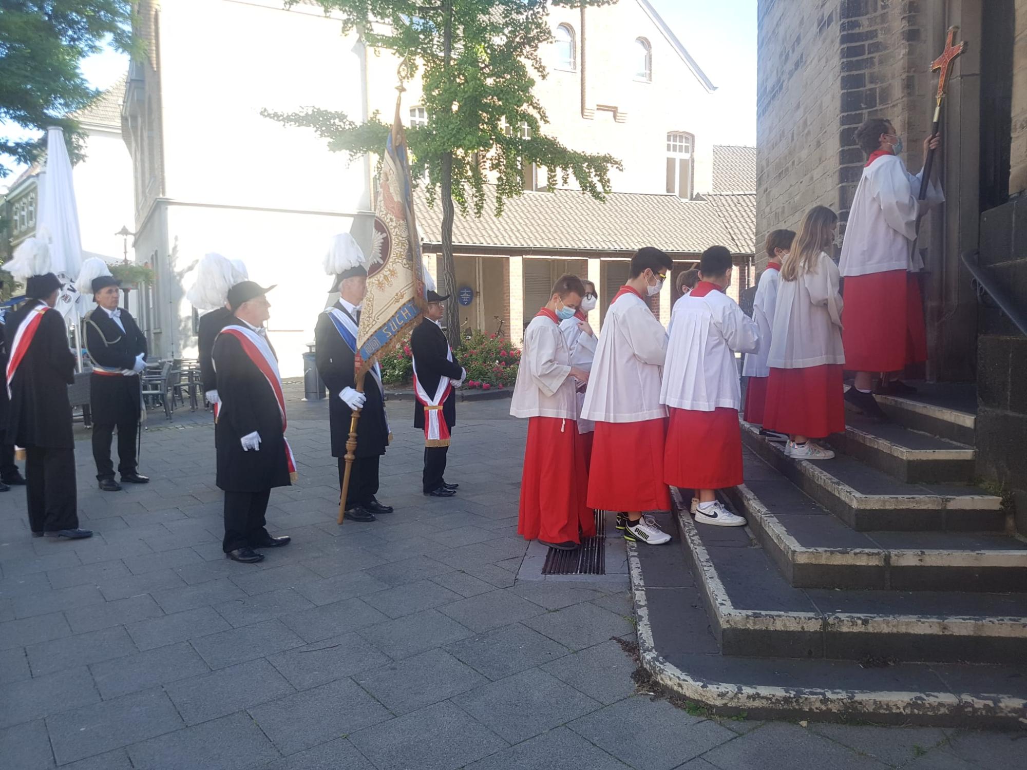 Einzug in die Kirche St. Clemens