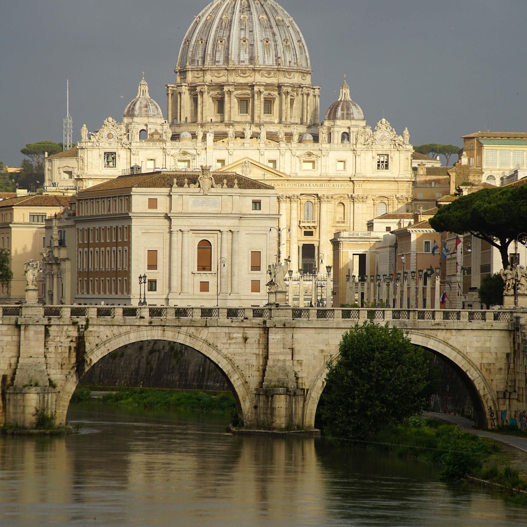 Blick über den Tiber auf St. Peter in Rom