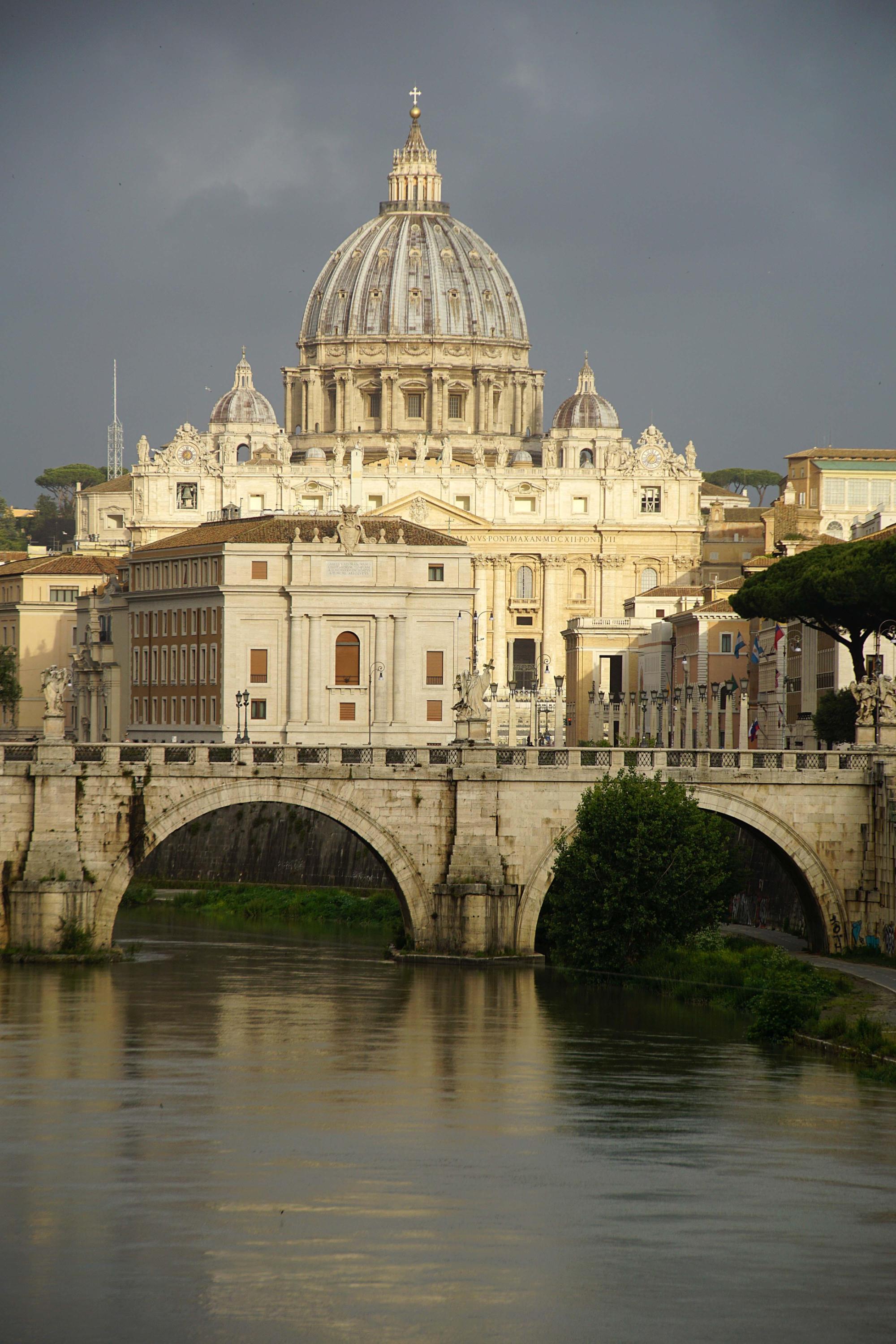 Blick über den Tiber auf St. Peter in Rom